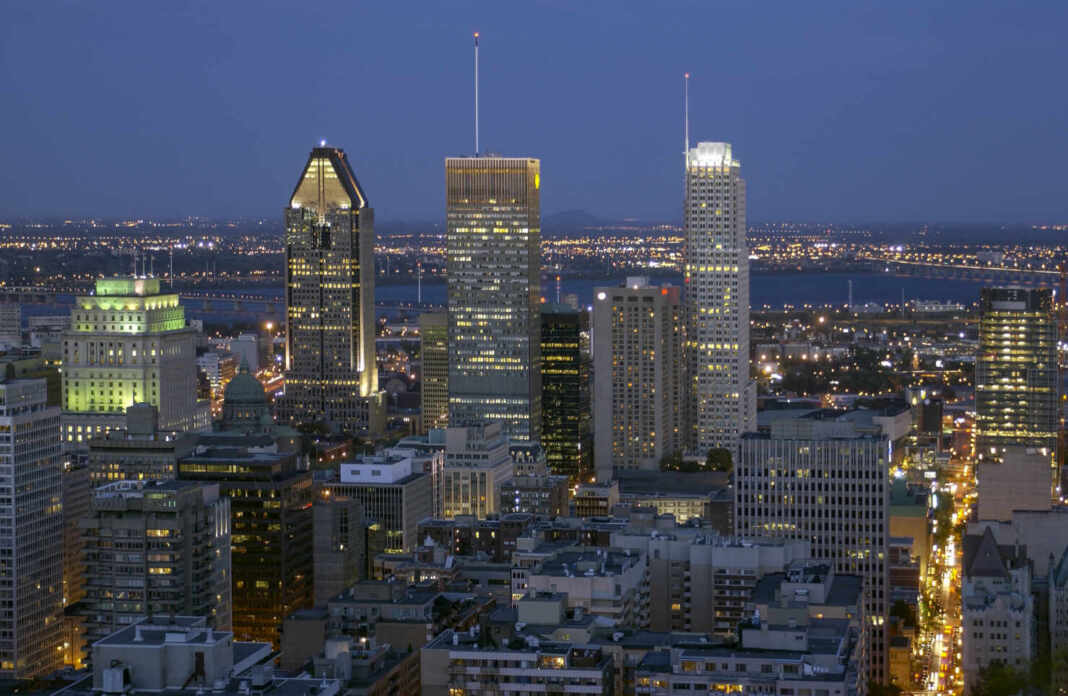 El centro de Montreal al anochecer visto desde el Monte Real