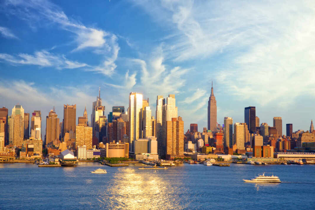 El skyline de Midtown Manhattan sobre el río Hudson en Nueva York