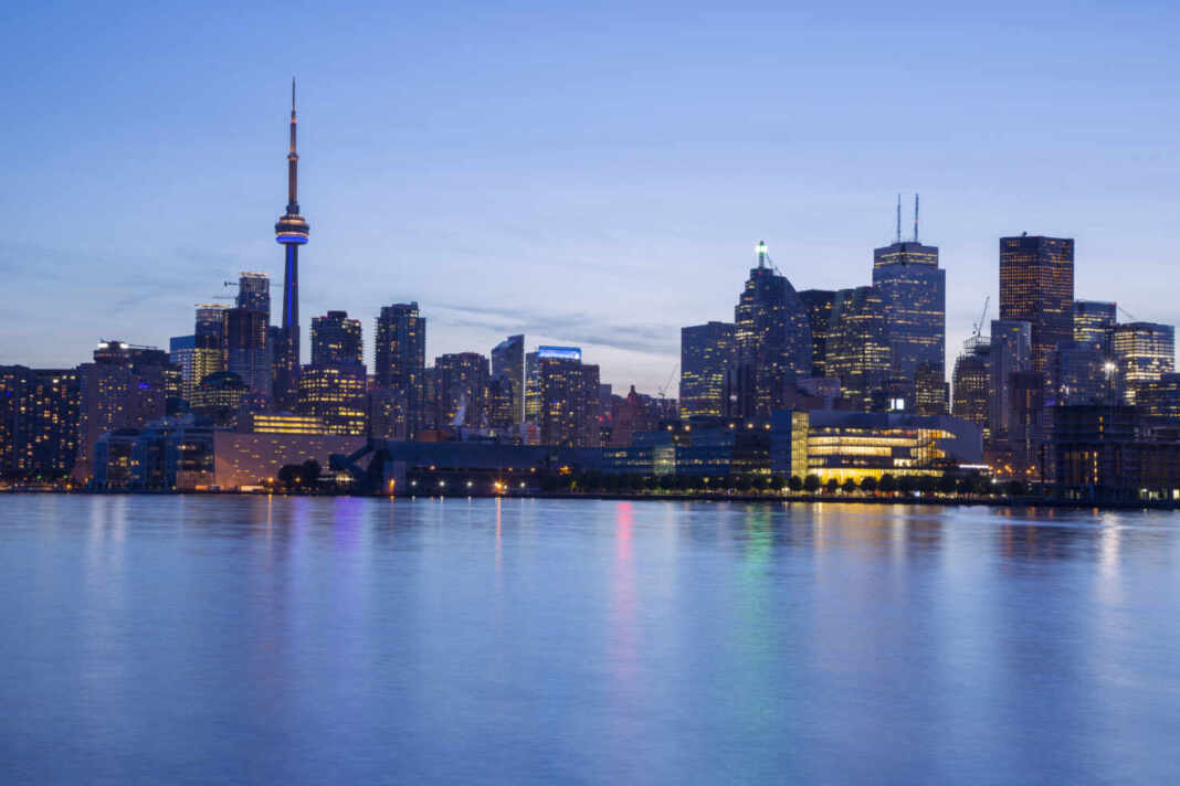 El horizonte nocturno de Toronto con la Torre CN