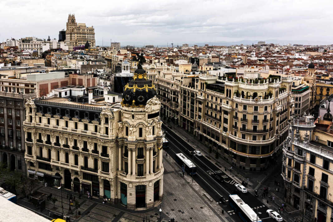 Vista aérea de la Gran Vía de Madrid con el Edificio Metrópolis