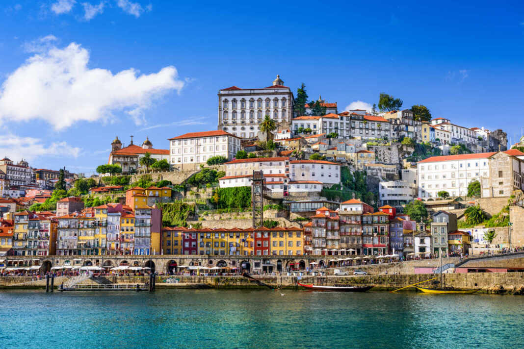 Casco antiguo de Oporto, Portugal, a orillas del río Duero