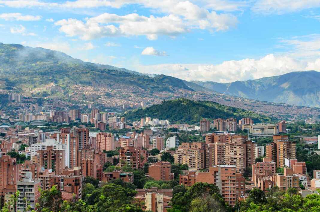 Edificios de ladrillo de Medellín rodeados de montañas verdes