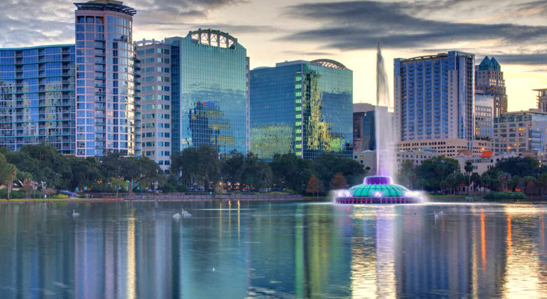 El centro de Orlando reflejado en el lago Eola