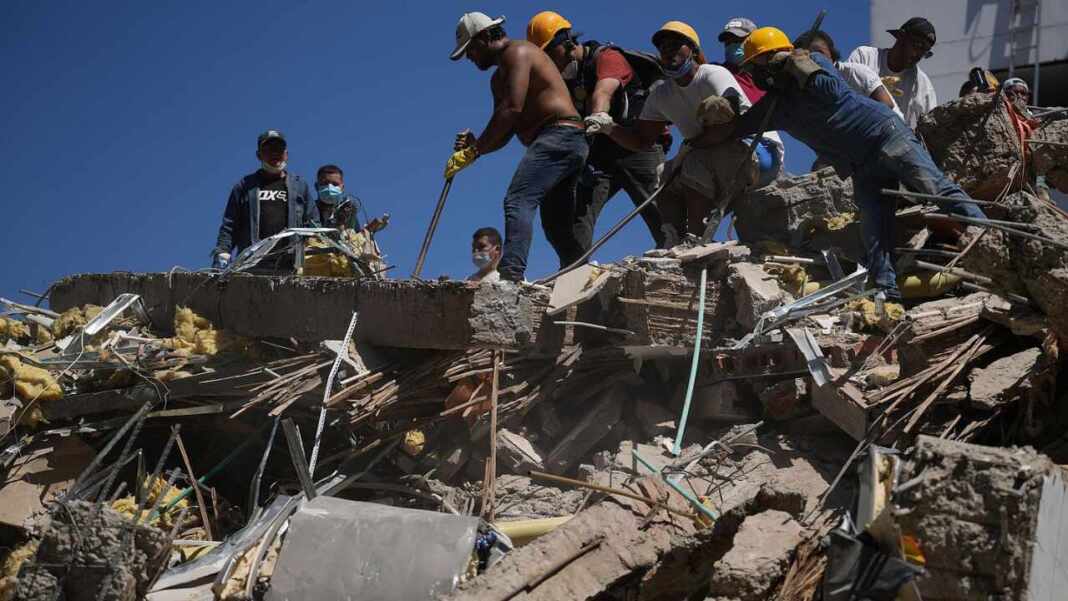 Rescatistas buscan sobrevivientes entre los escombros del terremoto en Colombia