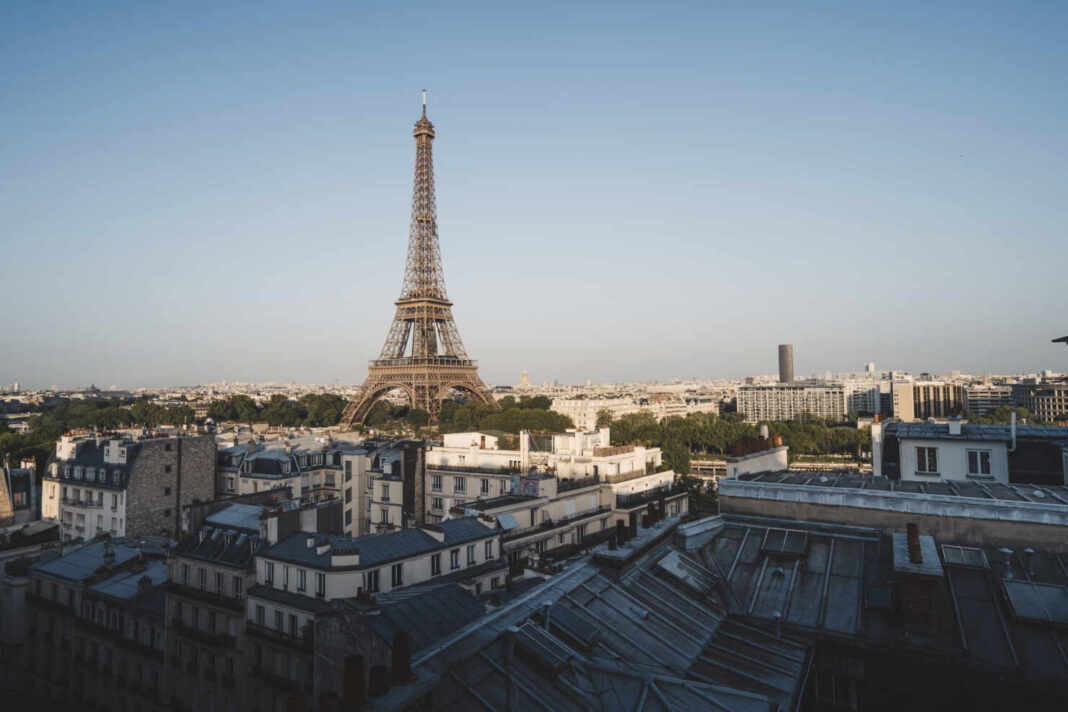 La Torre Eiffel vista desde el Campo de Marte en París