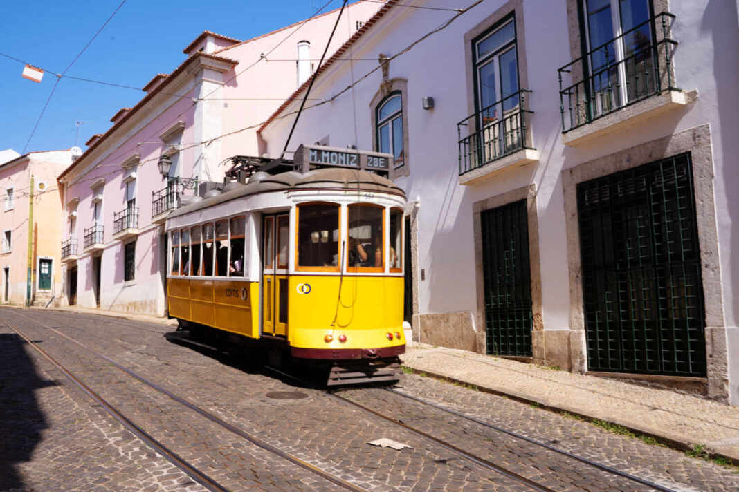 Tranvía amarillo por una calle del centro de Lisboa