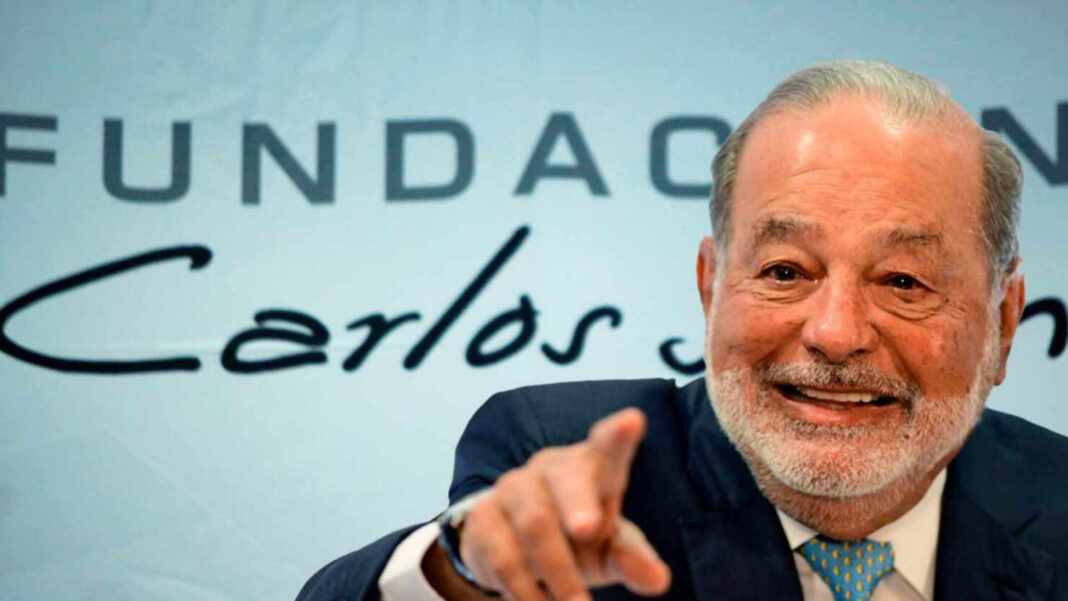 Carlos Slim frente al logo de su fundación, que ofrece un curso de prompts sin costo