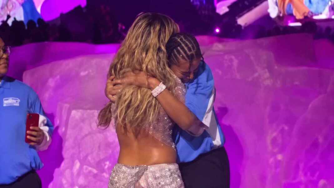 Karol G abraza a una trabajadora de seguridad en el escenario, el abrazo de Karol G que se hizo viral