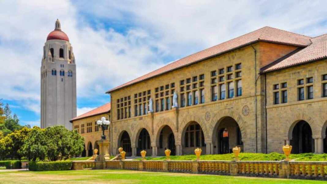 Torre Hoover y edificios del campus de Stanford, la universidad de la beca Knight-Hennessy