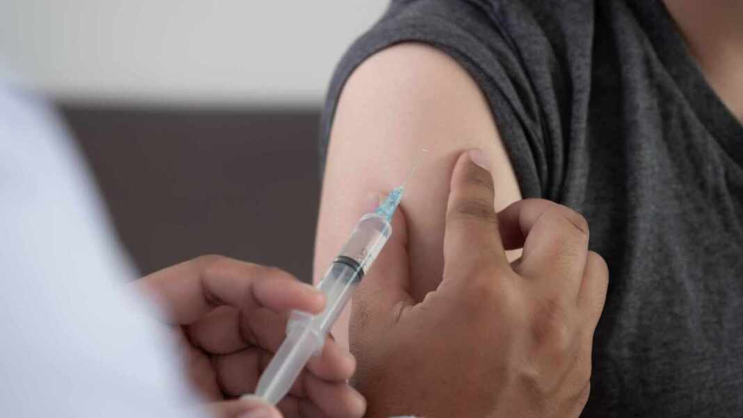 Profesional de salud aplica una inyección en el brazo, imagen ilustrativa de la vacuna contra el melanoma
