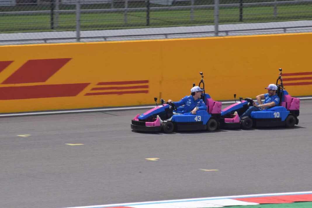 Franco Colapinto y Pierre Gasly, pilotos de Alpine, en un evento con aficionados en Silverstone