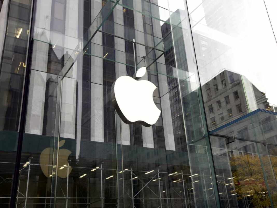 Logo de Apple en la fachada de vidrio de su tienda de la Quinta Avenida en Nueva York
