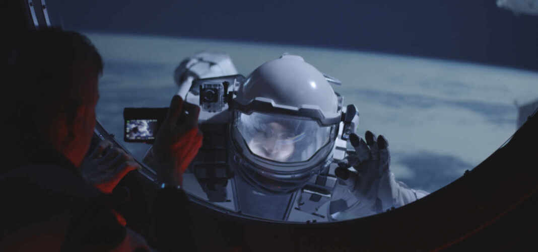 Astronauta fotografiando la Tierra desde una nave espacial