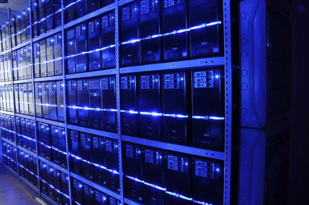 Pasillo de servidores en un centro de datos, la infraestructura donde se trabaja en la nube