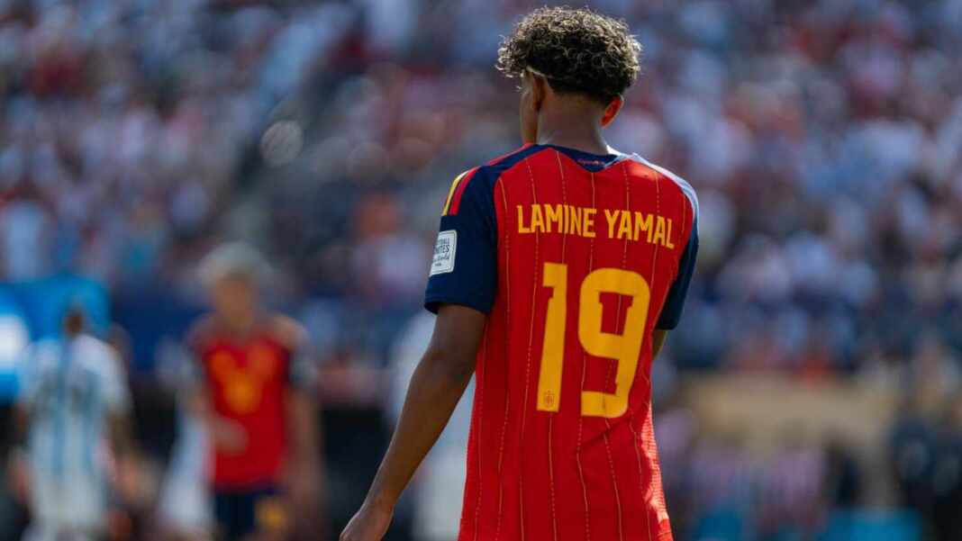 Lamine Yamal de espaldas con la camiseta número 19 de España