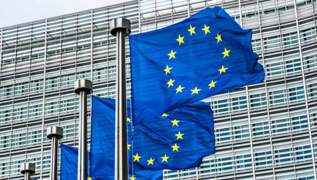 Banderas de la Unión Europea frente a la sede de la Comisión Europea en Bruselas