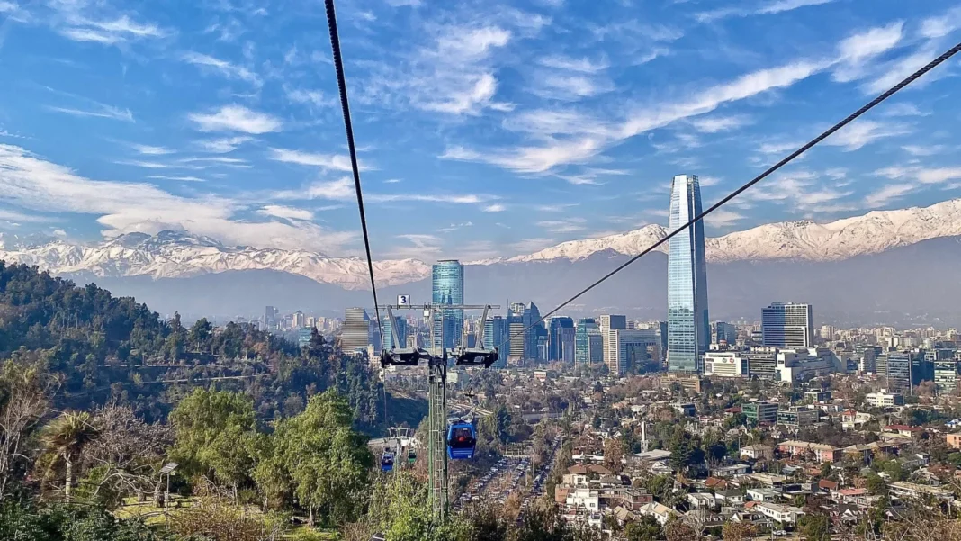 Santiago de Chile con la cordillera de fondo, destino de las becas AGCID Chile 2027 para maestrías