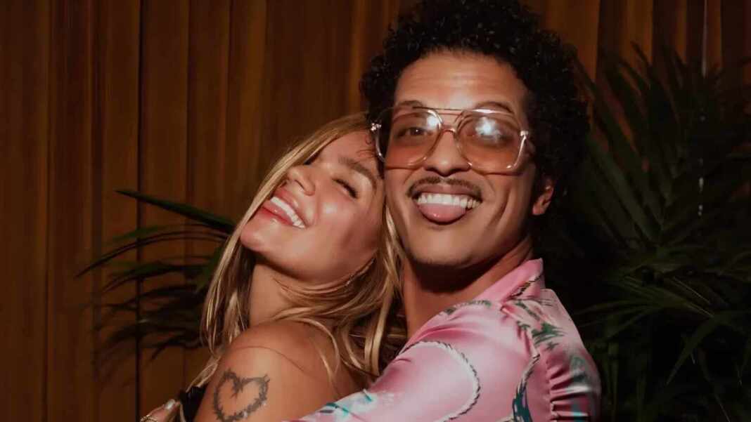 Karol G y Bruno Mars abrazados durante una celebración privada