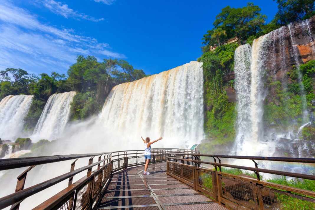 Saltos de agua y pasarela en las cataratas del Iguazú, en Argentina