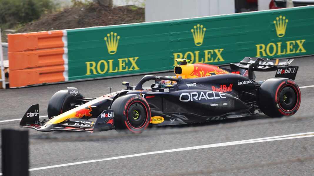 Checo Pérez en un auto de Fórmula 1, piloto que logró su mejor resultado con Cadillac