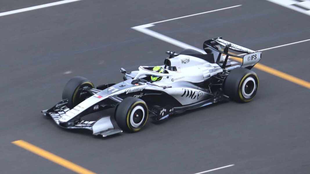 Checo Pérez al volante del Cadillac durante una práctica libre en China 2026