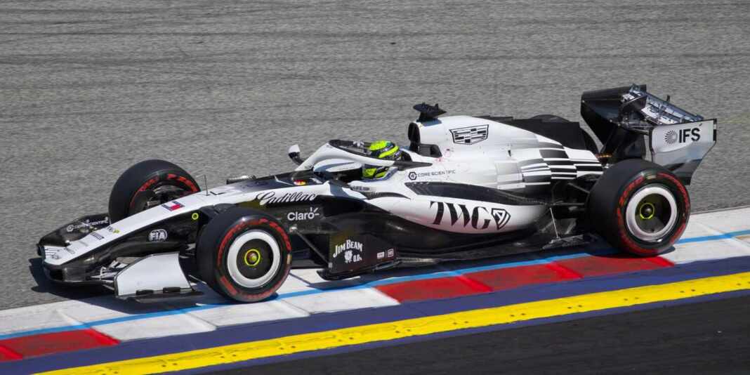 Checo Pérez con el Cadillac número 11 en la pista durante la temporada 2026