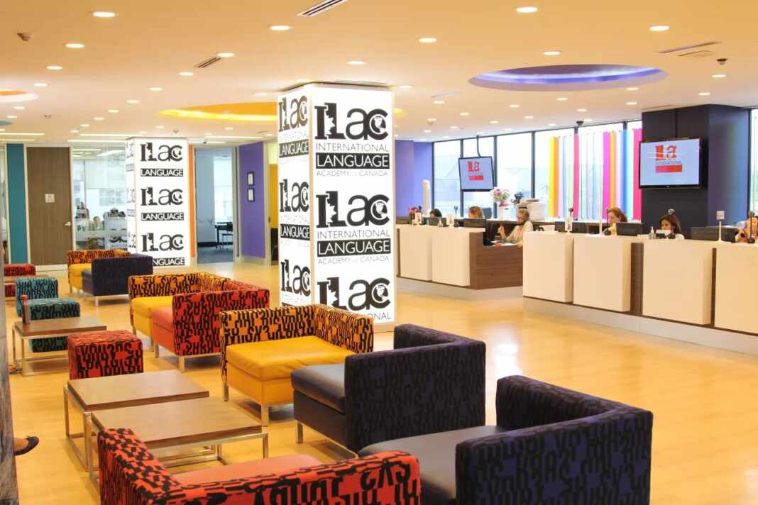 Recepción de la escuela de inglés ILAC en Toronto, antes del cierre de ILAC