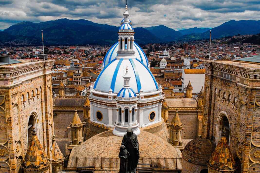 Cúpulas de la catedral de Cuenca, Ecuador, la primera de las ciudades más baratas de América Latina