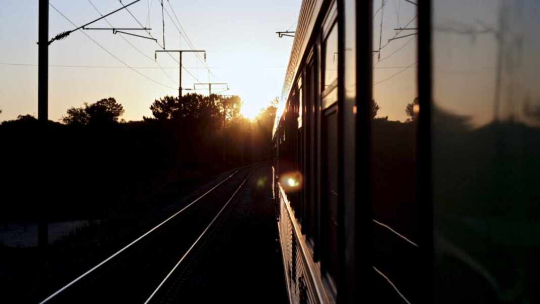 Tren al atardecer en una estación de Portugal