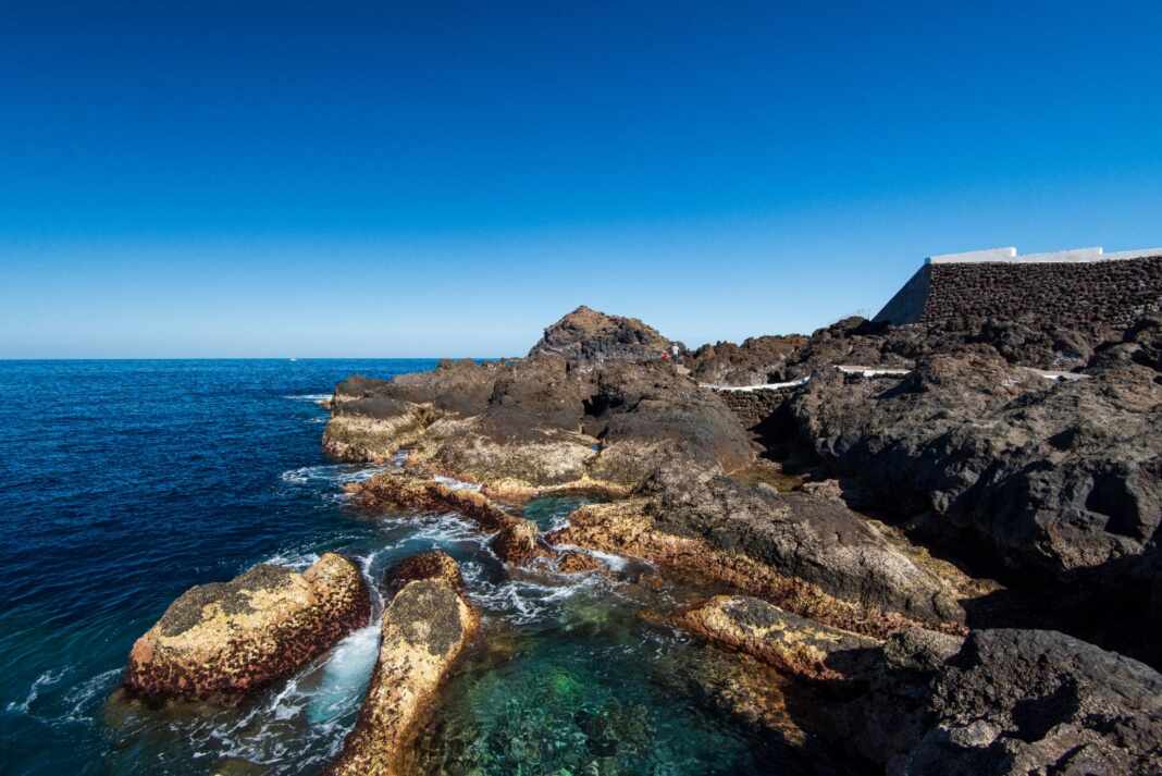 Costa de Garachico en Tenerife, uno de los lugares para cuidar casas en Canarias