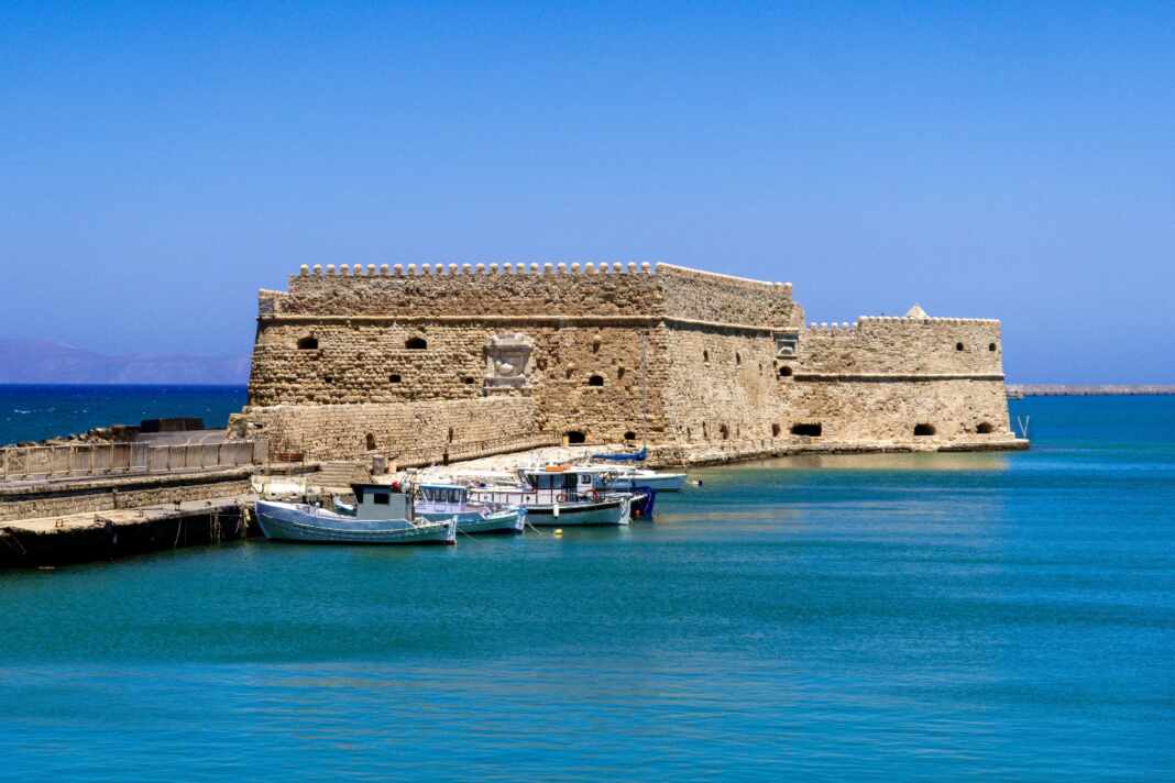 Puerto de Heraklion en Creta, uno de los lugares para cuidar casas en Grecia