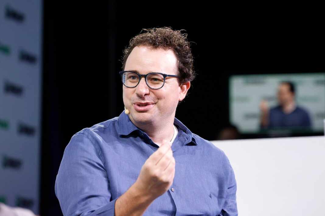 Dario Amodei, CEO de Anthropic, empresa detrás de Claude, en TechCrunch Disrupt 2023; curso para programar agentes de IA