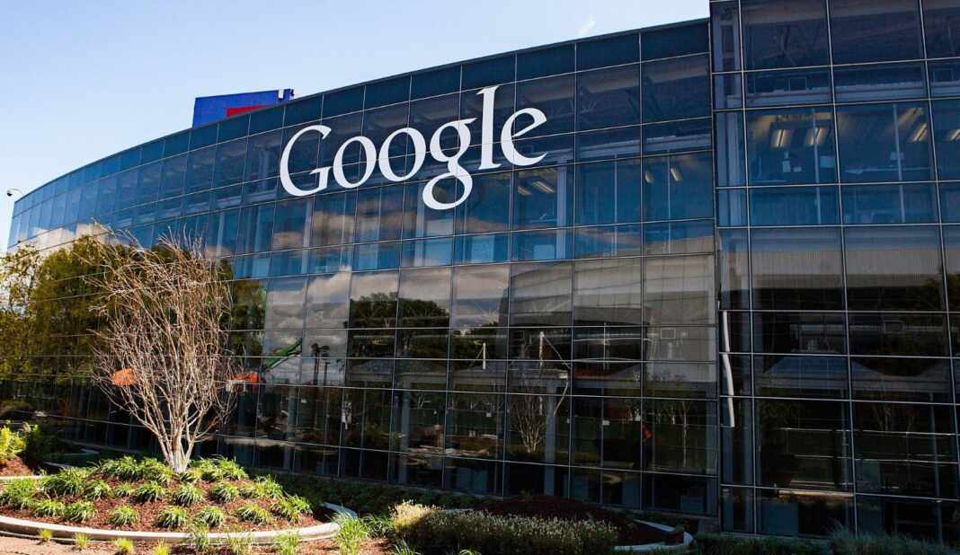 Logo de Google en su sede de Mountain View, empresa que ofrece un curso de Gemini gratis