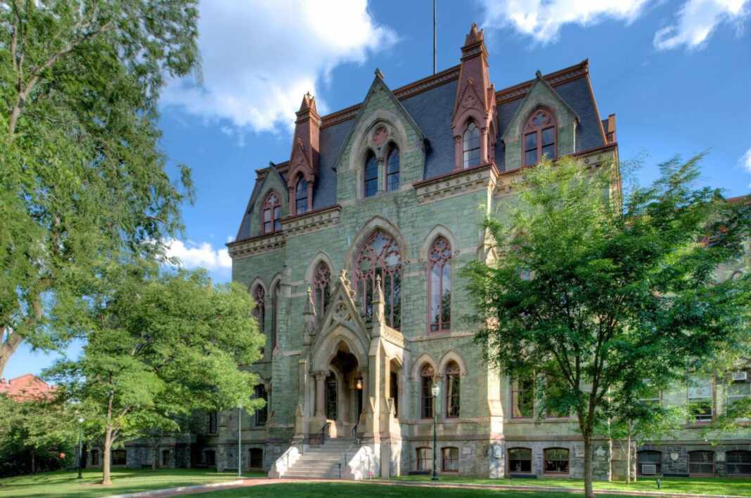 College Hall de la University of Pennsylvania, que ofrece un curso de inglés gratis