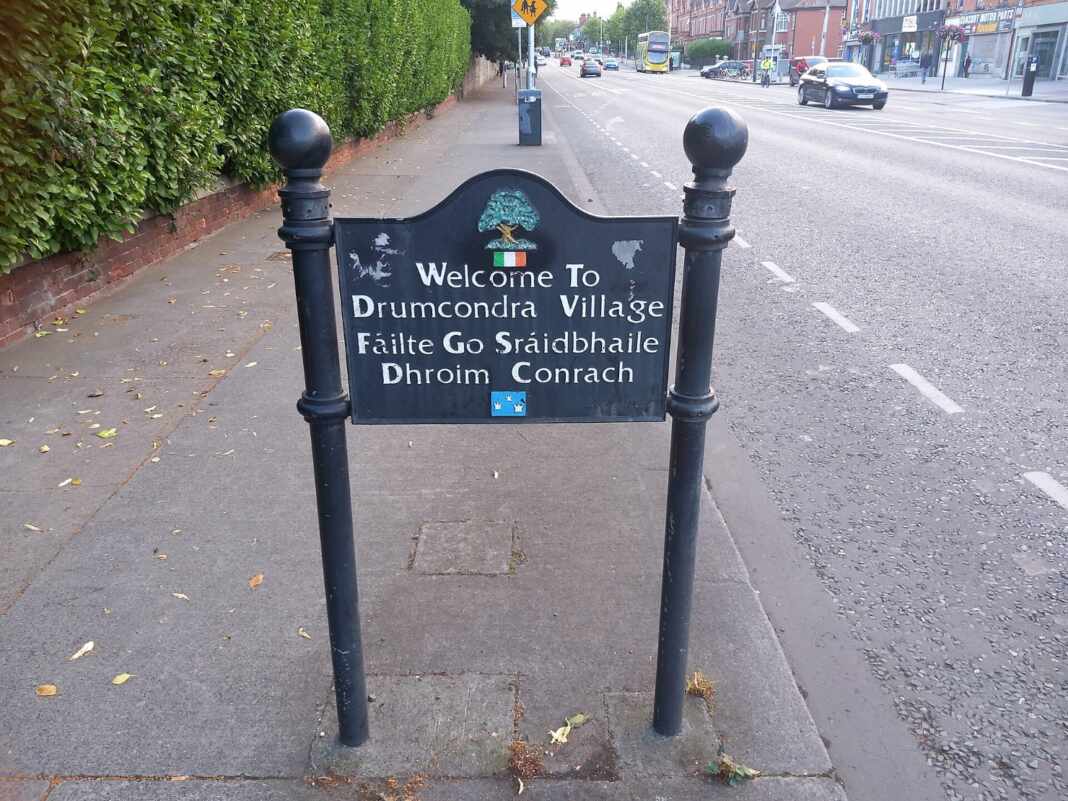 Letrero de Dublin City University, que ofrece un curso de irlandés gratis