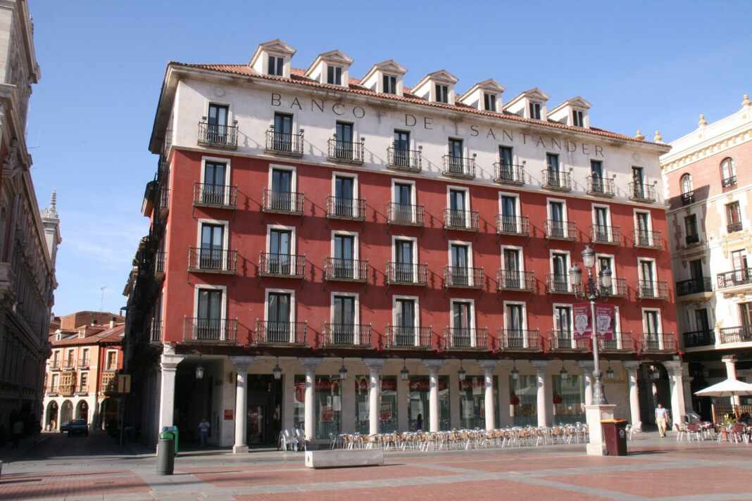 Edificio de Banco Santander en Bilbao, banco que ofrece con Google un curso gratis de IA para marketing