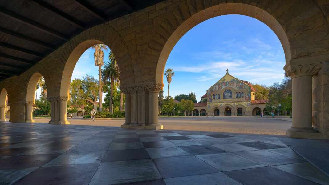 Campus de la Universidad de Stanford, que ofrece cursos gratis en línea