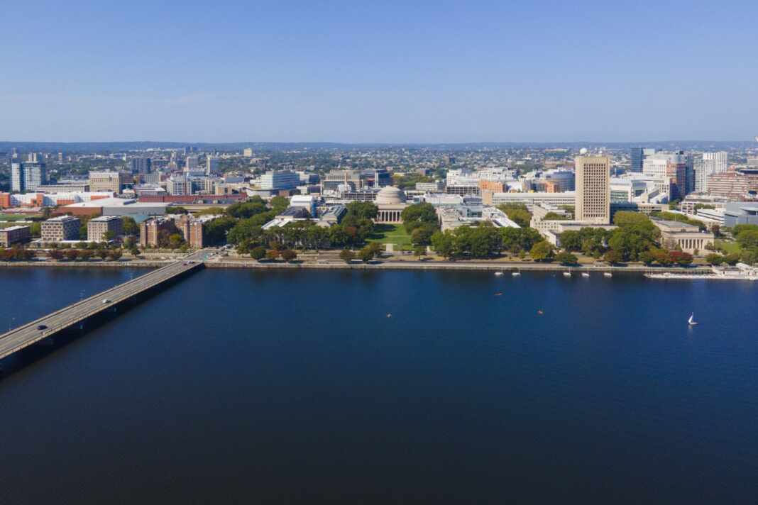 Vista aérea del campus del MIT en Cambridge, sede de los cursos gratis del MIT