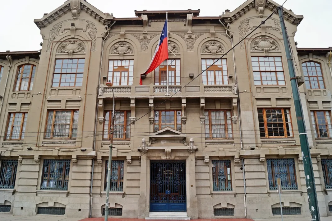 Casa Central de la Pontificia Universidad Católica de Valparaíso, que ofrece los cursos gratis PUCV Abierta