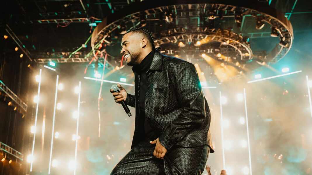 Don Omar canta en el escenario durante un concierto de su gira