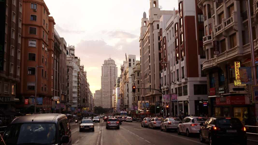 Gran Vía de Madrid, ciudad donde el alquiler se lleva el 71% del sueldo de quienes tienen dos empleos