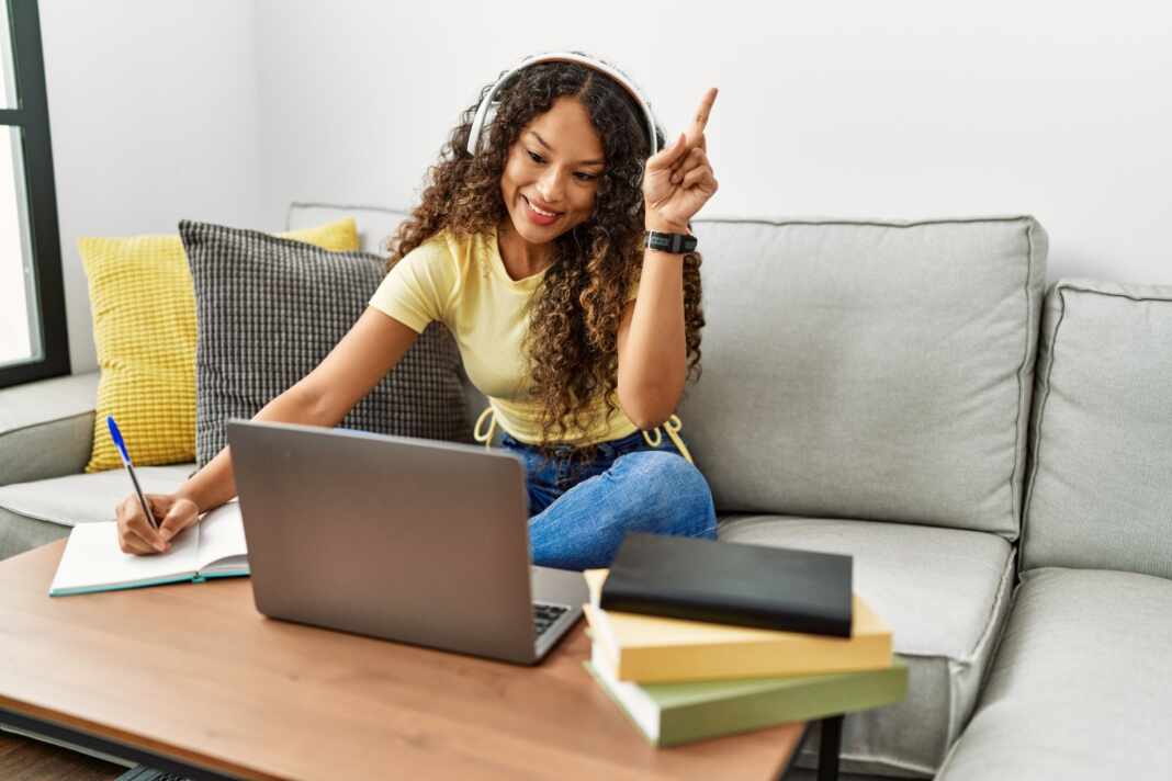 Estudiante latina toma una clase universitaria en línea desde su casa
