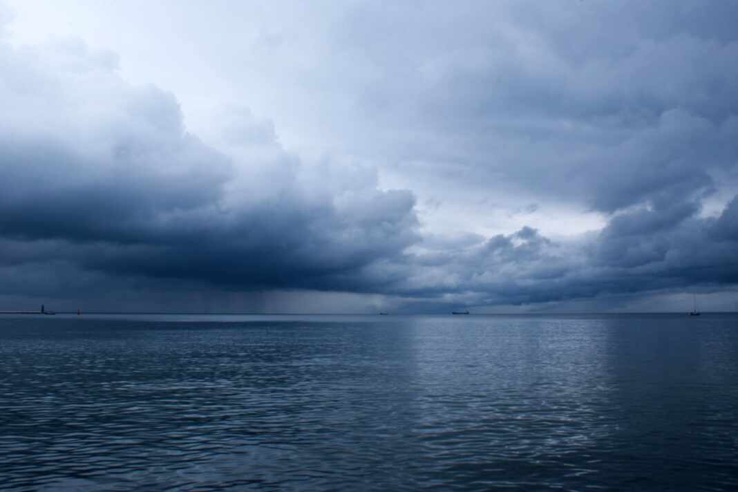 Nubes de tormenta sobre el mar durante el fenómeno El Niño