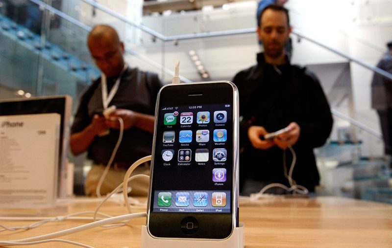 iPhone en exhibición en una tienda de Apple