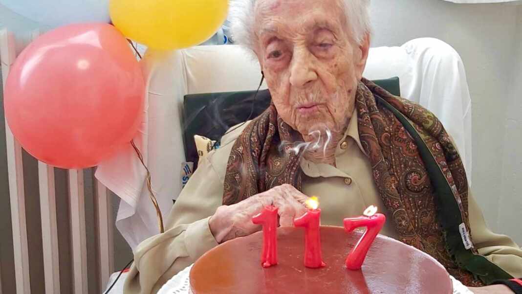 María Branyas Morera celebrando su cumpleaños 117 con globos