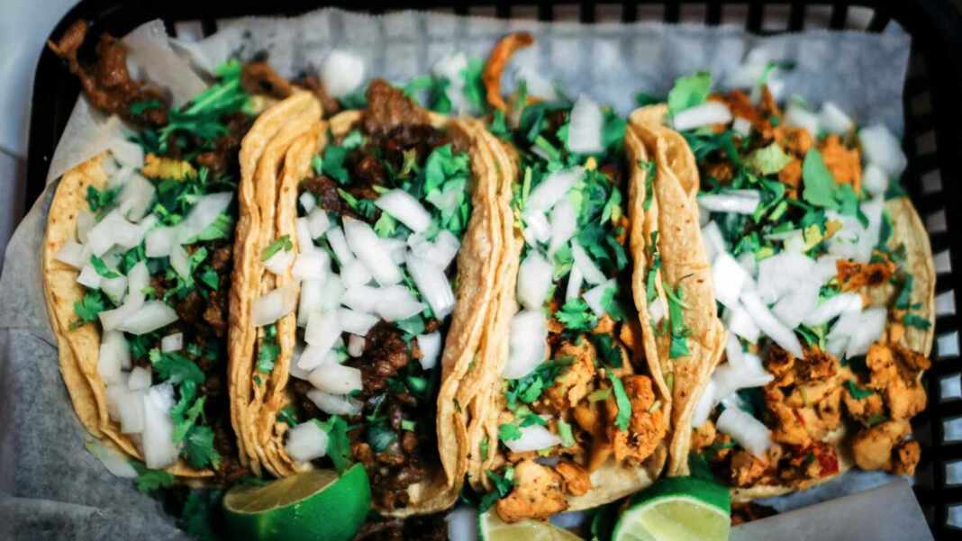 Tacos con cebolla y cilantro, los mejores tacos de Toronto