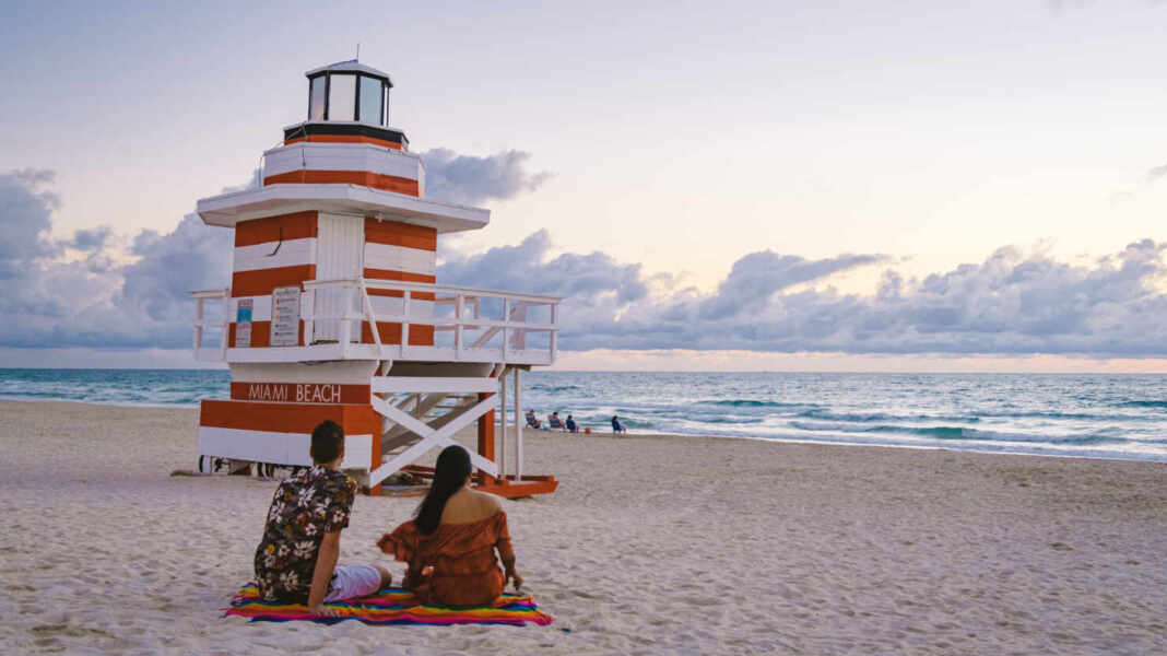 Pareja en la playa de Miami, uno de los planes de cita en Miami