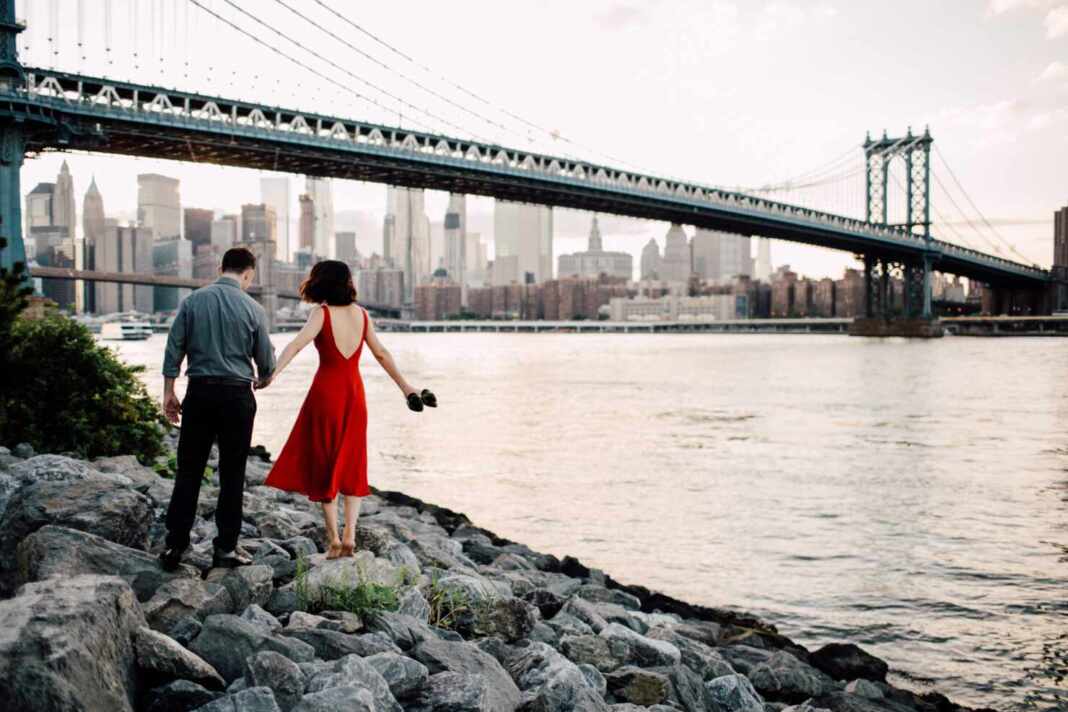 Pareja caminando frente al puente de Brooklyn, uno de los planes de cita en Nueva York