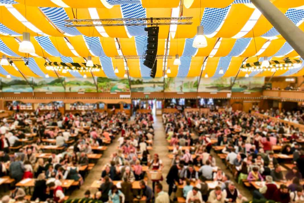 Interior de una carpa de cerveza del Oktoberfest 2026 en Múnich