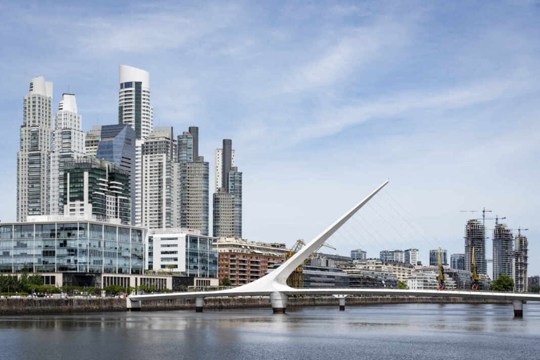 Puente de la Mujer en Puerto Madero, Buenos Aires